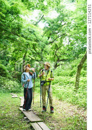 補水、預防中暑、健行、健行、老人、散步、登山 補水、預防中暑、健行、健行、老人、散步、登山 127114251