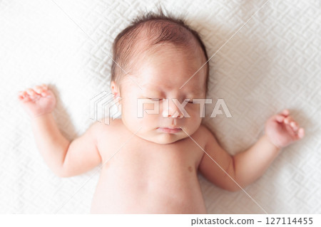 一個月大的嬰兒的睡臉 127114455