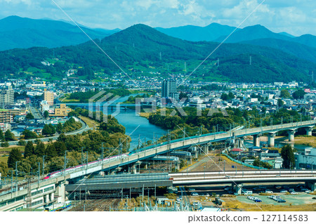 東北新幹線隼號和小町號列車以盛岡市和北上川為背景行駛 東北新幹線隼號和小町號列車以盛岡市和北上川為背景行駛 127114583