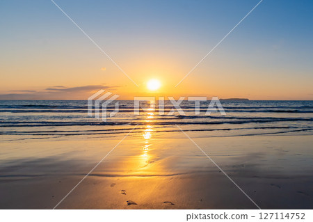 A quiet sunset and waves at Fukutsu Beach 127114752