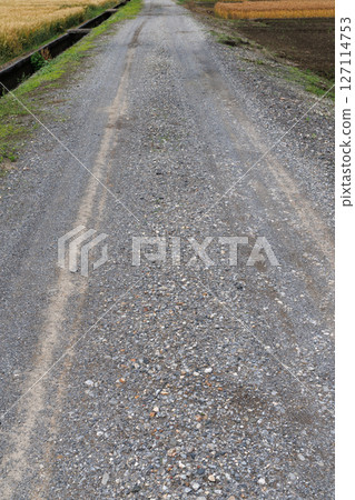 Gravel road 127114753