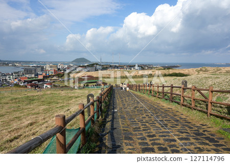 Seongsan Ilchulbong is a famous scenic spot on Jeju Island. 127114796
