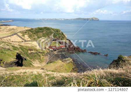 Seongsan Ilchulbong is a famous scenic spot on Jeju Island. 127114807