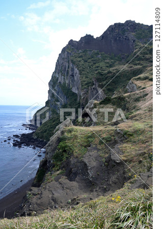 Seongsan Ilchulbong is a famous scenic spot on Jeju Island. 127114809