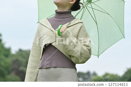 Smiling Japanese woman holding an umbrella 127114811