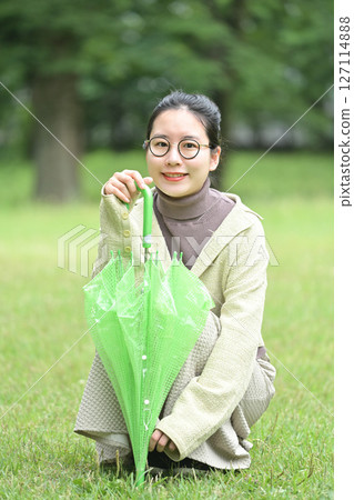 微笑的日本女人撐著傘 127114888