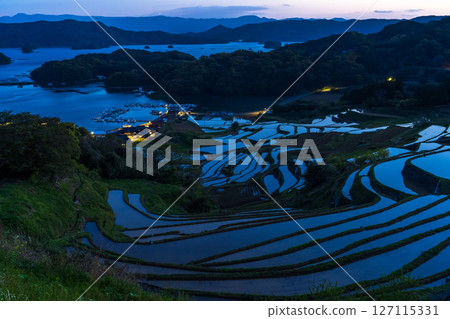 <佐賀縣>大浦的梯田和眺望伊凡裡灣的田園風光 <佐賀縣>大浦的梯田和眺望伊凡裡灣的田園風光 127115331