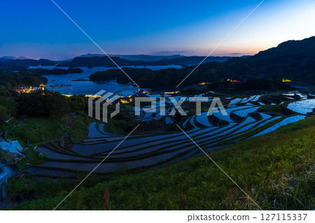 <佐賀縣>大浦的梯田和眺望伊凡裡灣的田園風光 127115337