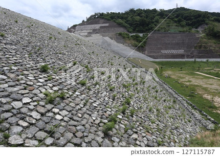 大阪府茨城縣茨城縣茨城縣大壩公園景色,這裡有日本最長的吊橋 大阪府茨城縣茨城縣茨城縣大壩公園景色,這裡有日本最長的吊橋 127115787