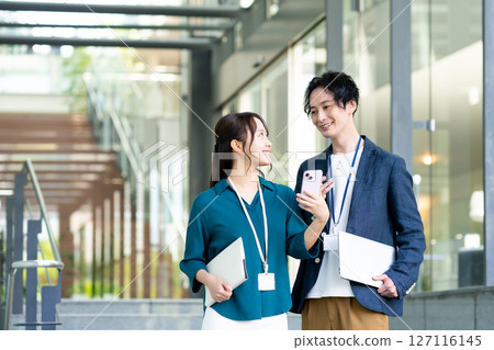 辦公室工作的男女工程師。拍攝合作：SKY Perfect Tokyo Media Center 127116145