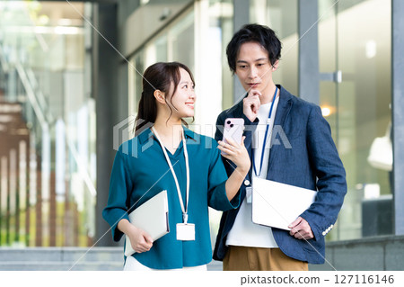 辦公室工作的男女工程師。拍攝合作：SKY Perfect Tokyo Media Center 127116146