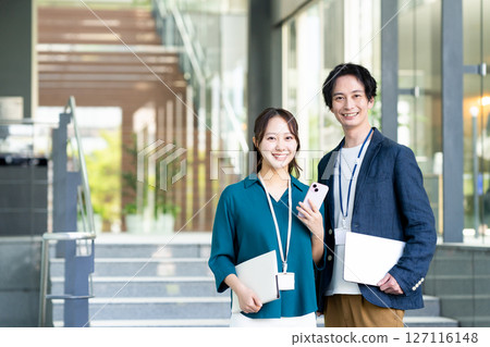 辦公室工作的男女工程師。拍攝合作：SKY Perfect Tokyo Media Center 127116148