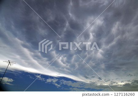 雲底有一個圓形的隆起。一朵覆蓋整個天空的怪異雲。 127116260