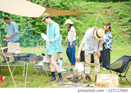 露營圖片三代人露營戶外烤肉BBQ家庭汽車露營地 露營圖片三代人露營戶外烤肉BBQ家庭汽車露營地 127117060