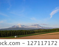 夏季白雪皚皚的山脈和丘陵 127117172