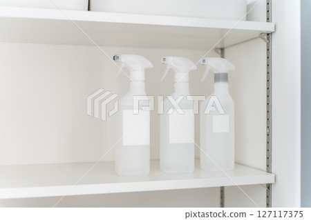 在儲物架上噴灑清潔劑和噴霧瓶 在儲物架上噴灑清潔劑和噴霧瓶 127117375