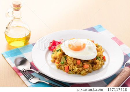 Curry pilaf topped with a fried egg (dry curry) Curry pilaf topped with a fried egg (dry curry) 127117518