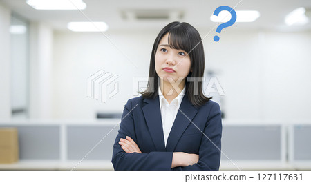 人工智慧生成的一位女性辦公室職員雙手交叉思考的圖像 127117631