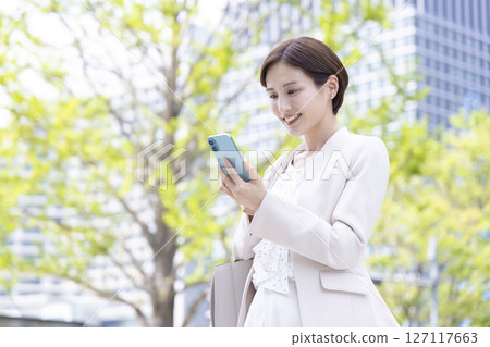 看智能手機的女人的商業肖像 127117663