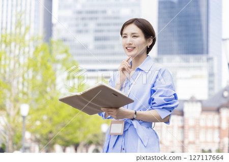 商業：一位女士穿過辦公區的肖像 127117664