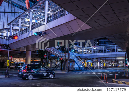 夜晚的立川站（北口） - 一輛計程車駛過車站前的環形交叉路口 127117779