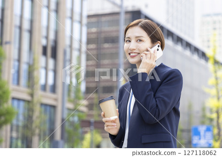 Business woman talking on smartphone 127118062