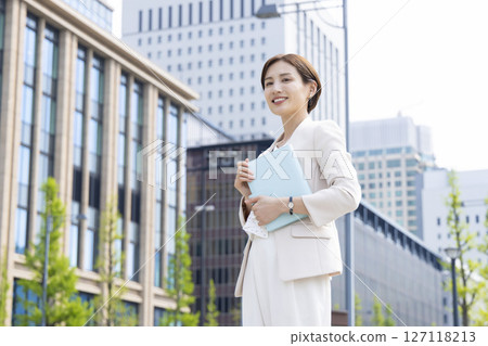 商業：一位女士穿過辦公區的肖像 127118213