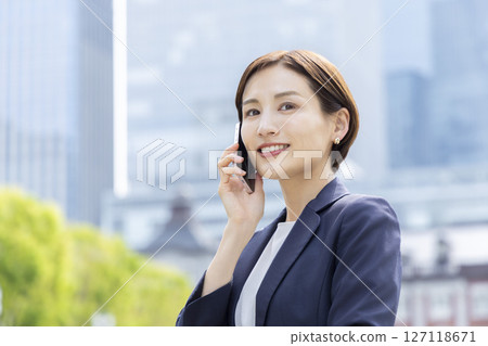 Business woman talking on smartphone 127118671