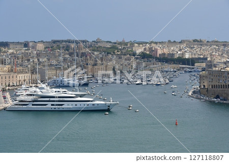 馬耳他共和國，馬耳他島，瓦萊塔，上巴拉卡花園，大港，三座城市遠景 127118807