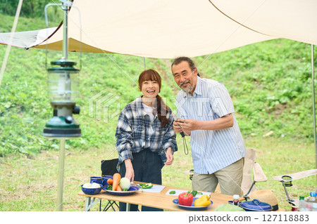 老年夫婦露營戶外烤肉家庭 127118883