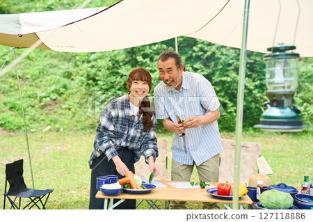 老年夫婦露營戶外烤肉家庭 127118886