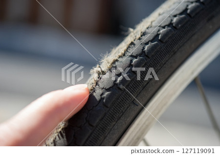 自行車輪胎磨損且癟了 127119091