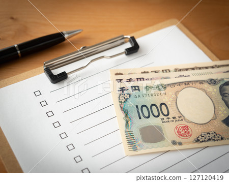 Check sheet and three denominations of banknotes Check box New banknotes and checklist List 127120419