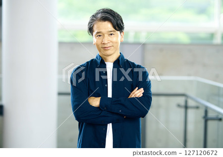 交叉雙臂的中年商人 127120672