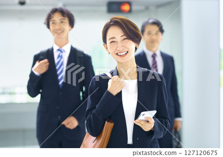 通勤的商界女強人 127120675