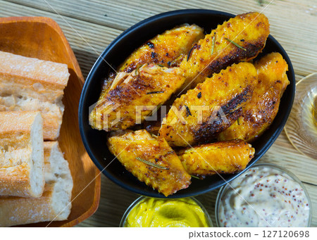 Black bowl of roasted chicken wings 127120698