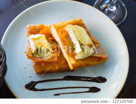 Catalan focaccia with caramelized onion, Brie cheese, bacon 127120700