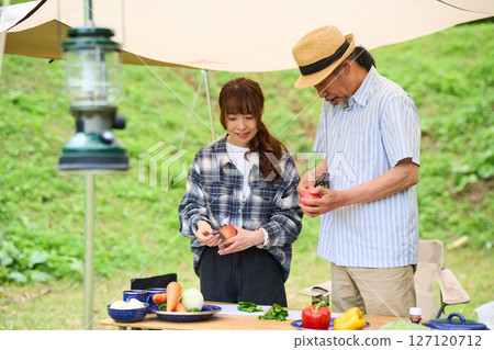 老年夫婦露營戶外烤肉BBQ家庭父母與孩子 127120712