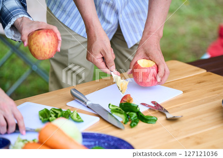 老年夫婦露營戶外烤肉家庭 127121036