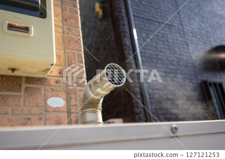 蒸氣從瓦斯熱泵室外機冒出 蒸氣從瓦斯熱泵室外機冒出 127121253
