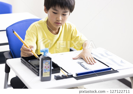 Elementary school students practicing calligraphy 127122711