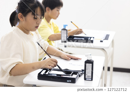 Elementary school students who calligraphy 127122712