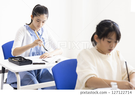 小學生做書法 127122714