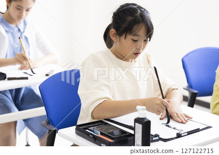 小學生做書法 127122715