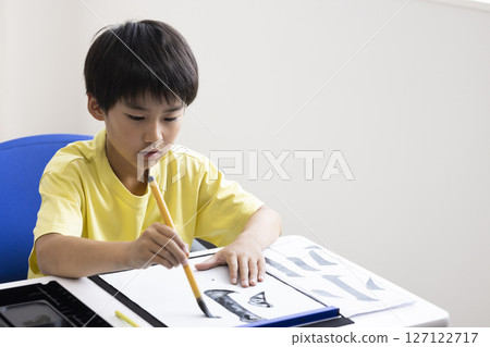 小學生練習書法 127122717