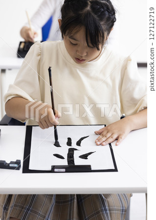 小學生做書法 127122719