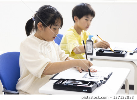 Elementary school students who calligraphy Elementary school students who calligraphy 127122858