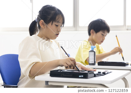 Elementary school students who calligraphy Elementary school students who calligraphy 127122859