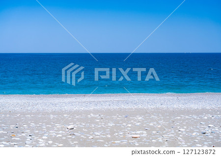[Sea material] Summer sky and sea image, golden ratio composition [Toyama Prefecture] 127123872