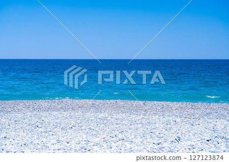 [Sea material] Summer sky and sea image, golden ratio composition [Toyama Prefecture] 127123874